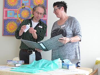 Johannes Weinfurter und Anke Fehlau erklären, wie das "Reinheitsgebot" im Seniorenheim umgesetzt werden muss. Foto: Rainer Lutz