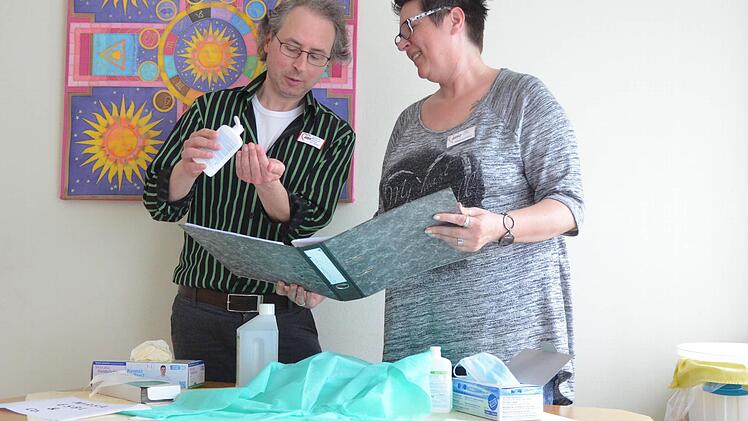 Johannes Weinfurter und Anke Fehlau erklären, wie das "Reinheitsgebot" im Seniorenheim umgesetzt werden muss. Foto: Rainer Lutz