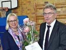 Claudia Siegismund wurde nach 39 Jahren in den Ruhestand verabschiedet. Von links Rektorin Astrid Kestel, Claudia Siegismund, Schulamtsdirektor Uwe Dörfer, Bürgermeister Rainer Detsch Foto: K- H. Hofmann