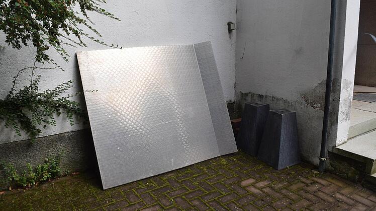 Da der Eingang bisher nicht behindertengerecht ist, muss man dieses Blech für Rollstuhlfahrer über die Treppe legen, damit sie sicher in die Kirche hinein und hinaus kommen. Foto: Daniela Pondelicek