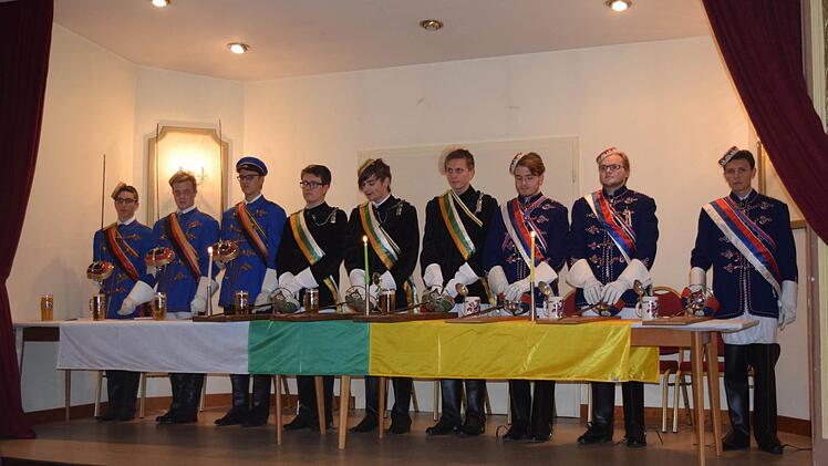 Die Herren Chargierten sind zu Beginn des Festkommerses in ihren Uniformen eingezogen. Foto: Daniela Pondelicek