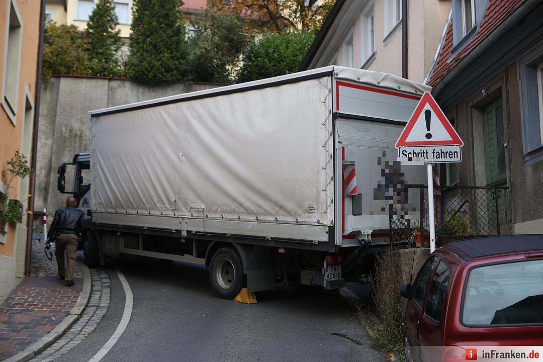 Irrfahrt durch Bamberger Altstadt endet fŸr Lkw festgefahren an Hauswand