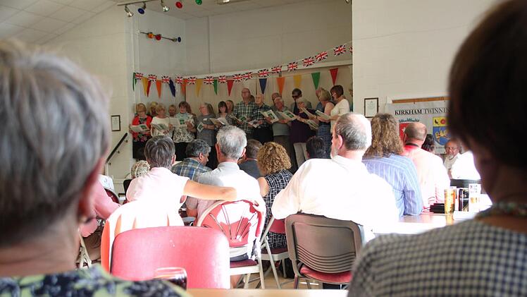 Die drei Städte Kirkham, Bad Brückenau und Ancenis feierten ihre Verbundenheit. Foto: Ulrike Müller