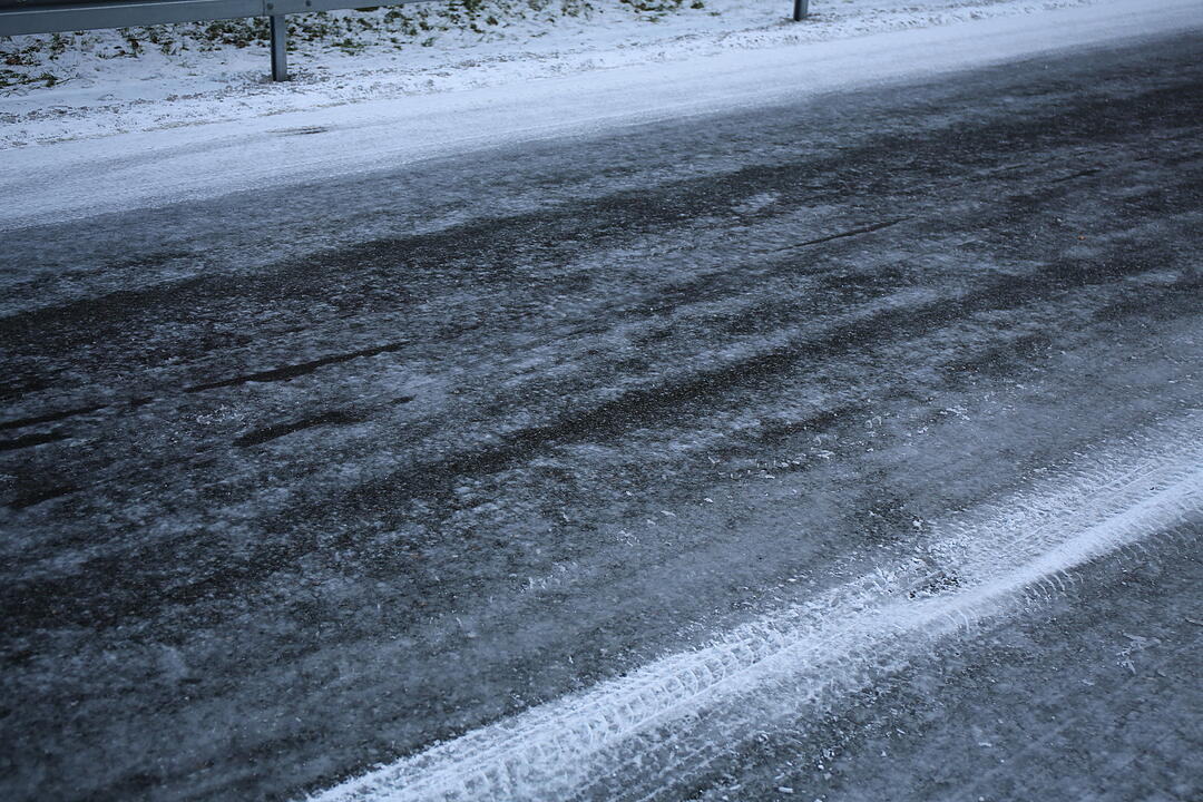 Wintereinbruch in Franken: Blitzeis und Schnee