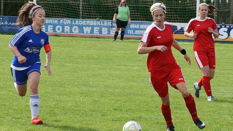 Die Neuseserin Katja Schlick (rechts), die mit drei Toren gegen Redwitz erfolgreich war, f&uuml;hrt den Ball verfolgt von der Redwitzer Spielf&uuml;hrerin Kathrin Schlaf (links). Foto: Stephan Pfadenhauer
