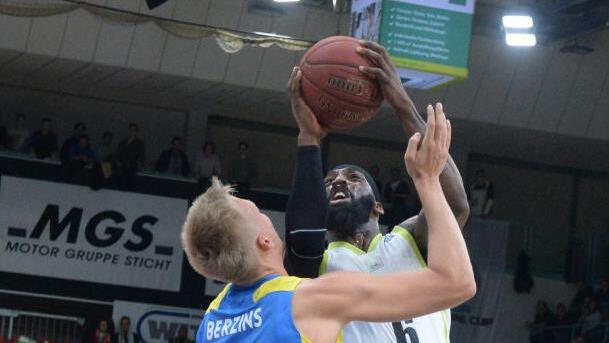 Lucious  Jones zieht gegen Janis Berzins    zum Korb. Foto: Peter Mularczyk