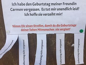 Mit diesem Zettel bittet jemand seine Freundin öffentlich um Verzeihung. Foto: Jürgen Gärtner