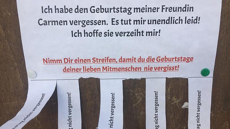 Mit diesem Zettel bittet jemand seine Freundin öffentlich um Verzeihung. Foto: Jürgen Gärtner