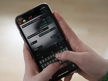 Weil er während des Fahrens auf sein Handy blickte, prallte ein 18-jähriger Biker gegen einen Traktor. Symbolfoto: Archiv