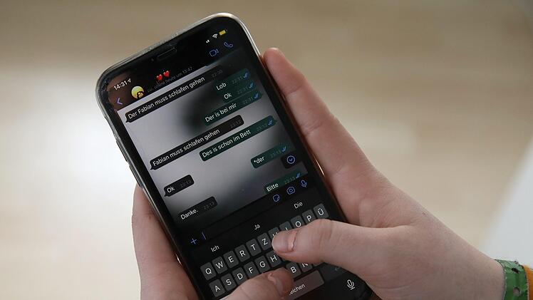Weil er während des Fahrens auf sein Handy blickte, prallte ein 18-jähriger Biker gegen einen Traktor. Symbolfoto: Archiv