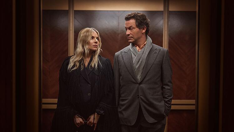 Filmstar Carla Duval (Sienna Miller) und Tech-Unternehmer Morgan Henderson (Dominic West) haben sich nichts mehr zu sagen.