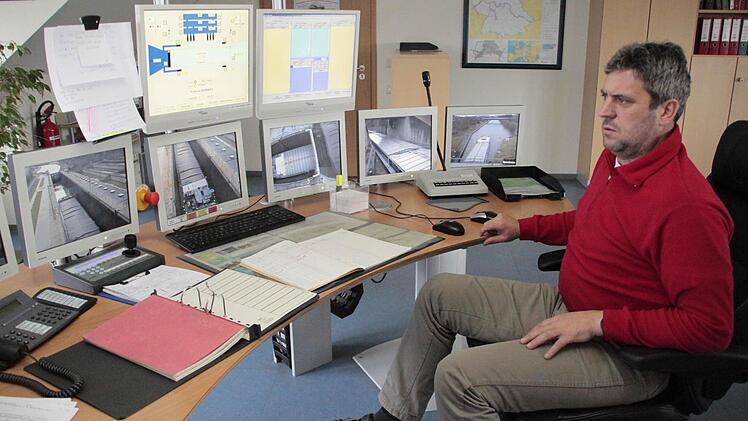 Schleusenmeister Günter Büttel steuert in Neuses jeden Schleusenvorgang.