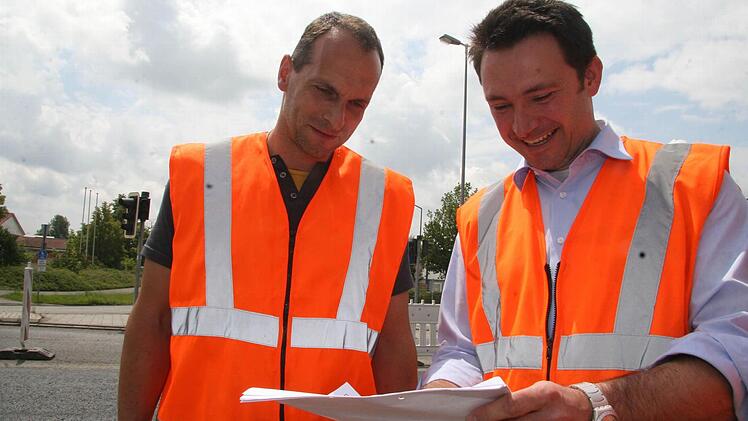 Stefan Eulefeld von Markgraf fachsimpelt mit Arbeiter Dieter Prechtl - die Arbeiten gehen zügig voran. Der erste Bauabschnitt wurde schon gestern asphaltiert.