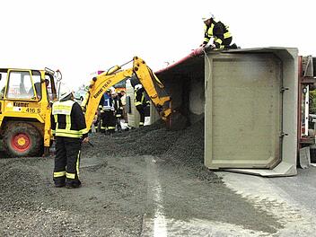 Genau auf der Verbindungsspange zwischen der Bundesstraße 303 und der Staatsstraße Hofheim/Rügheim ist der Sattelzug umgekippt. 26 Tonnen Mineralbeton rutschten auf die Fahrbahn und in den Graben. Die Feuerwehr half bei der Bergung und den Aufräumarbeiten.  Foto: gsch