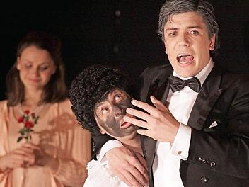 Der Direktor mit dem falschen Othello.  Foto: Thomas Dill