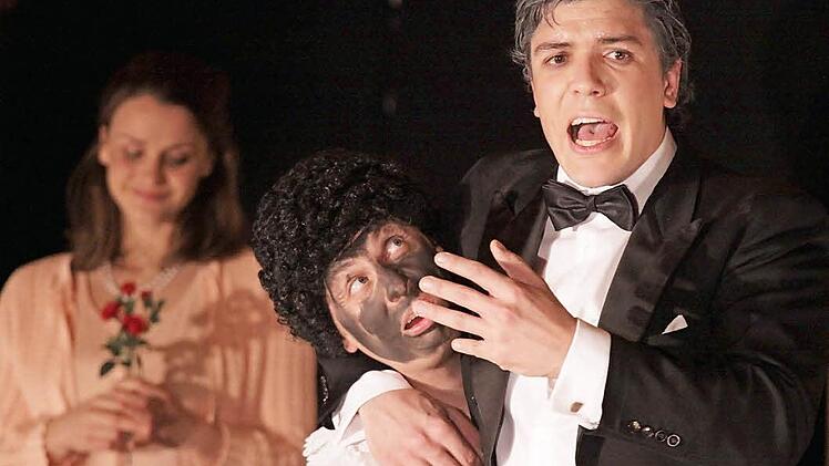 Der Direktor mit dem falschen Othello.  Foto: Thomas Dill