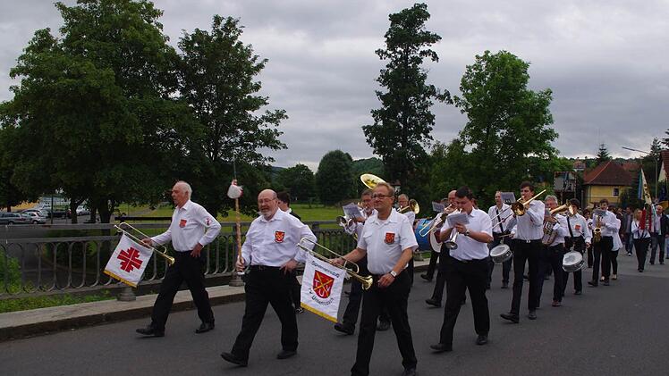 Die Flößermusikanten des TV Unterrodach führte den Festzug an.  Foto: Heike Schülein