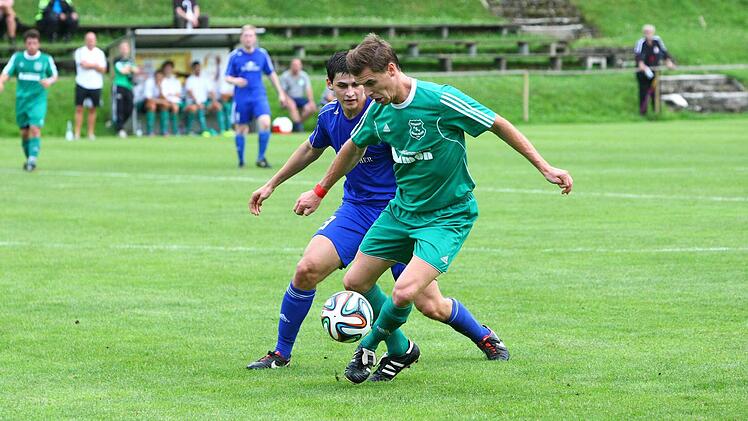 Der Kaendorfer Patrick Dippold (hinten) schirmt Sven Ulrich ab.