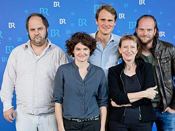 Die Schauspieler, (l-r) Matthias Egersdörfer (als Leiter der Spurensicherung Michael Schatz), Eli Wasserscheid (als Kommissarin Wanda Goldwasser), Fabian Hinrichs (als Hauptkommissar Felix Voss), Dagmar Manzel (als Hauptkommissarin Paula Ringelhahn) und Andreas Leopold Schadt (als Kommissar Sebastian Fleischer) posieren am Rande einer Pressekonferenz zum neuen Franken-"Tatort" in Nürnberg. Der "Tatort" mit dem Titel "Der Himmel ist ein Platz auf Erden" spielt in Nürnberg und Erlangen und soll...