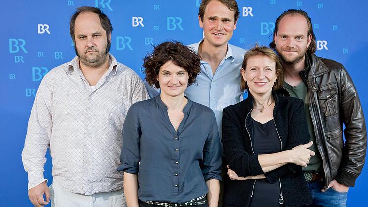 Die Schauspieler, (l-r) Matthias Egersdörfer (als Leiter der Spurensicherung Michael Schatz), Eli Wasserscheid (als Kommissarin Wanda Goldwasser), Fabian Hinrichs (als Hauptkommissar Felix Voss), Dagmar Manzel (als Hauptkommissarin Paula Ringelhahn) und Andreas Leopold Schadt (als Kommissar Sebastian Fleischer) posieren am Rande einer Pressekonferenz zum neuen Franken-"Tatort" in Nürnberg. Der "Tatort" mit dem Titel "Der Himmel ist ein Platz auf Erden" spielt in Nürnberg und Erlangen und soll...