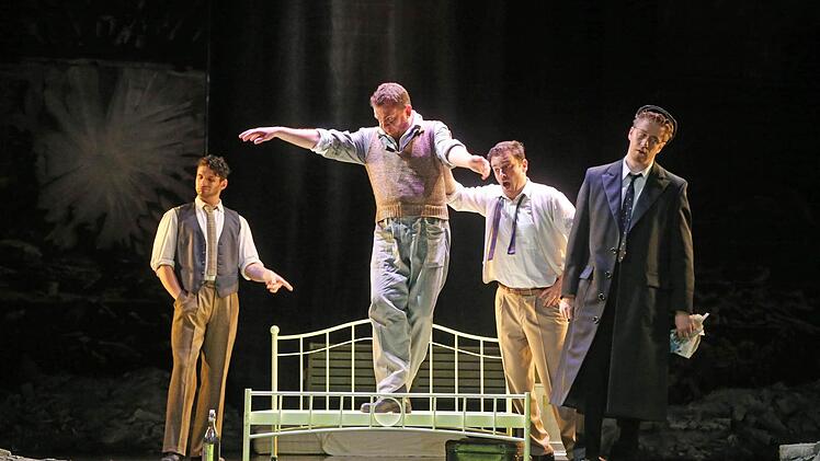 Szene aus der Neuinszenierung von "La Bohème" am Landestheater CoburgFoto: Henning Rosenbusch