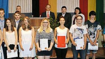 Diese Schüler erhielten Preise vom Freundeskreis der Berufsschule, von der Kreishandwerkerschaft, der Firma FTE und von der Sparkasse.