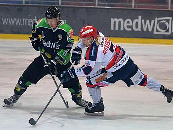 Weil HEC-Verteidiger Patrick Wiedl (links) den Puck nicht entscheidend klärte, traf der Deggendorfer Robin Deuschl zum zwischenzeitlichen 1:1. Foto: Picturedreams