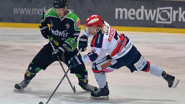 Weil HEC-Verteidiger Patrick Wiedl (links) den Puck nicht entscheidend klärte, traf der Deggendorfer Robin Deuschl zum zwischenzeitlichen 1:1. Foto: Picturedreams