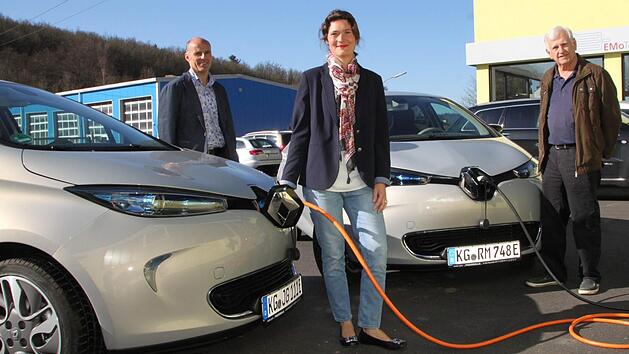 Sonne im Gesicht, Solarstrom im "Tank": Mit Strom aus der eigenen Solaranlage laden Jochen Gayer (von links) und Sandra M&uuml;ller ihr Fahrzeug auf. Auch Karl M&uuml;ller hat auf seinem Haus eine Solaranlage installieren lassen - f&uuml;r 100 Prozent schadstofffreies Fahren. Foto: Ulrike M&uuml;ller