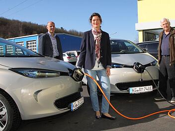 Sonne im Gesicht, Solarstrom im "Tank": Mit Strom aus der eigenen Solaranlage laden Jochen Gayer (von links) und Sandra Müller ihr Fahrzeug auf. Auch Karl Müller hat auf seinem Haus eine Solaranlage installieren lassen - für 100 Prozent schadstofffreies Fahren. Foto: Ulrike Müller