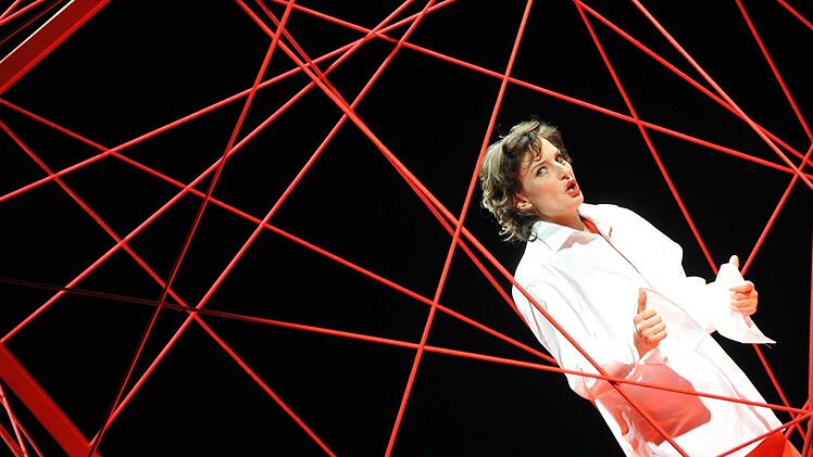 "La voix humaine": Szene aus der Monooper von Francis Poulenc mit Anna Gütter, die am Samstag Premiere am Landestheater Coburg feierte.Foto: Andrea Kremper