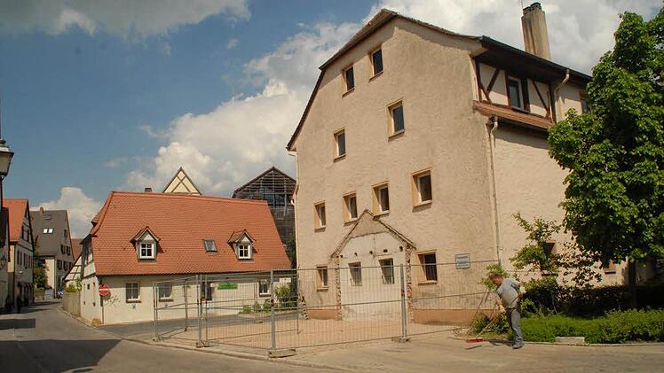In den Jahren 2008 und 2009  wurde das Gebäude umfassend saniert. Als erstes wurde die Stadtwaage abgerissen. Auf unserem Foto von 2008 ist der Anbau schon weg  Foto: Bernhard Panzer