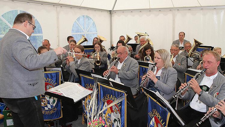 Die Blasmusik Oberbach mit Dirigent Heiko Fuchs umrahmte die Eröffnungsfeier musikalisch. Foto: Dieter Britz