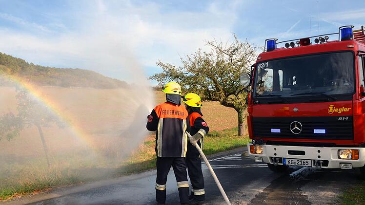 Zur Großübung auf einem Nüdlinger Aussiedlerhof wurden insgesamt sechs Wehren nach Nüdlingen gerufen. Foto: Peter Rauch