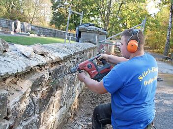 Markus Stiel entfernt die Fugen an der maroden Friedhofsmauer in Fridritt.  Foto: Thomas Malz