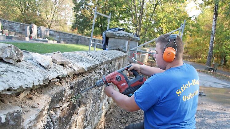 Markus Stiel entfernt die Fugen an der maroden Friedhofsmauer in Fridritt.  Foto: Thomas Malz
