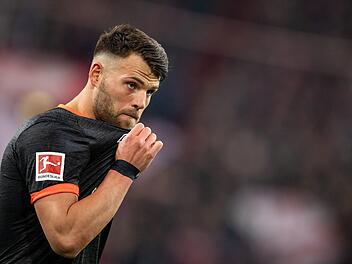 Sein erstes Bundesligator reichte nicht aus: N&uuml;rnbergs Eduard L&ouml;wen stand die Entt&auml;uschung nach dem Spiel in D&uuml;sseldorf ins Gesicht geschrieben. Foto: Marius Becker/dpa