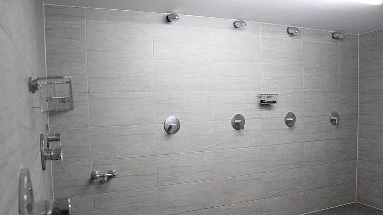 In der Dusche gegenüber der Heimkabine gibt es zwölf Duschköpfe.