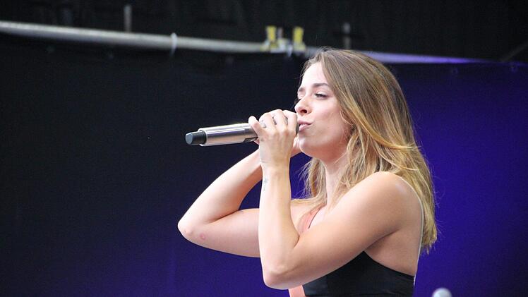 Vanessa Mai bei ihrem Konzert beim HUK-Coburg-Open-Air-Sommer im Tambacher Schlosshof.Oliver Schmidt