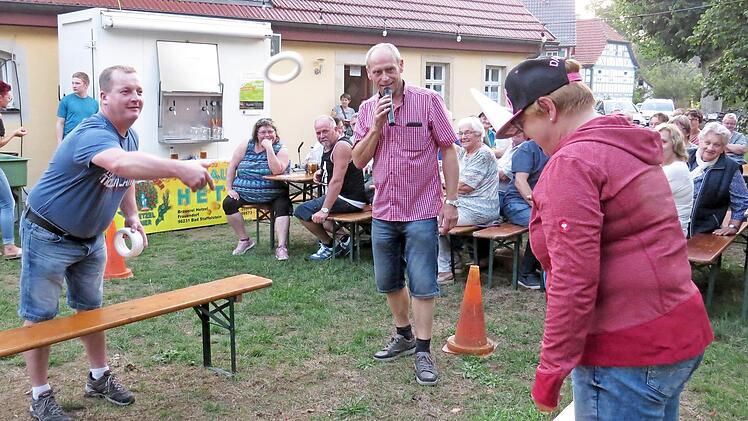 Beim "Einhornspiel" galt es, den Ring zielgenau auf dem "Horn" des Mitspielers zu platzieren.  Fotos: Gert Klemenz