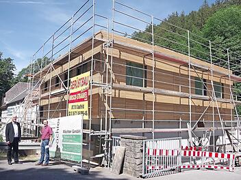 Bürgermeister Timo Ehrhardt (links) findet die Außenfassade des neuen Bauhofs in Lärchenholz besonders gelungen.  Fotos: Heike Schülein