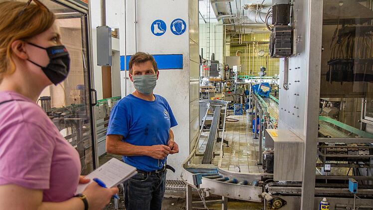 Braumeister Alfons Hönig zeigt die Flaschenfüllmaschine.