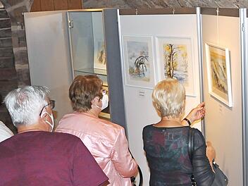 Besucher vor der Aquarellmalerei