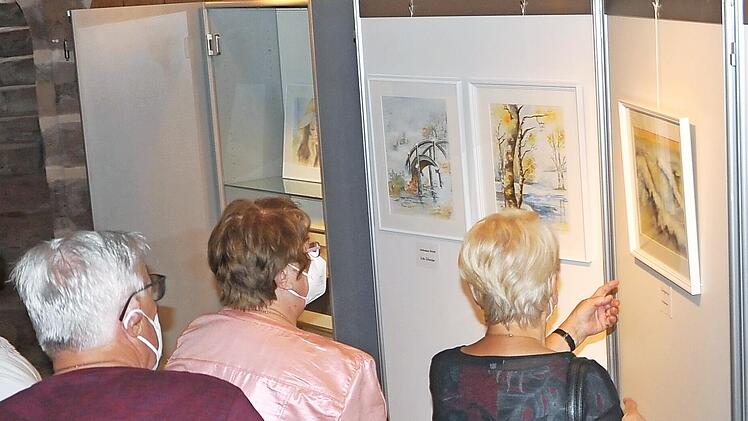 Besucher vor der Aquarellmalerei