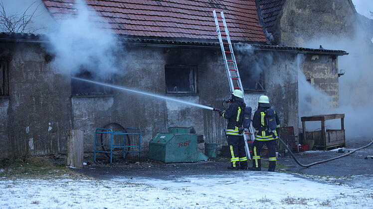 Stall in Flammen: Stallbrand sorgt f&uuml;r Gro&szlig;aufgebot an Einsatzkr&auml;ften