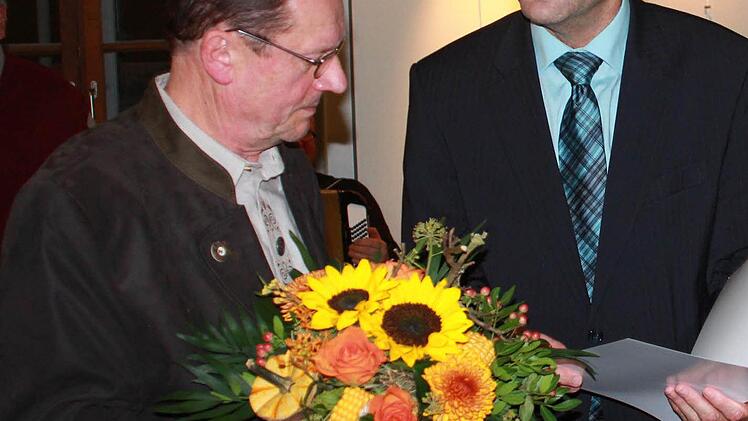 Friedrich Müller aus Horsdorf (links) freut sich über die vom Leiter des Amtes für Ländliche Entwicklung, Anton Hepple, überreichte Auszeichnung.Manuel Stark
