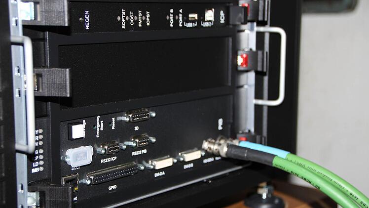 Der Projektor wiegt etwa 30 Kilogramm. Foto: Ulrike Müller