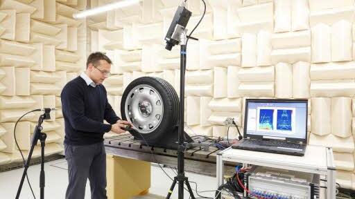 Untersuchung von Luftschall und Vibrationsverhalten eines Pkw-Radlagers im reflexionsarmen Raum.