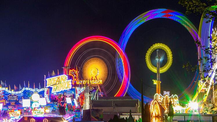 Blaues Feuerwerk auf dem Volksfestplatz mit Blick auf das Riesenrad. Ach dieses Jahr zog die Veranstaltung Blaue Nacht viele Besucher an. Auf dem Volksfest gab es blau angeleuchtete Fahrgeschäfte sowie ein blaues Feuerwerk. Foto: News5 / Grundmann