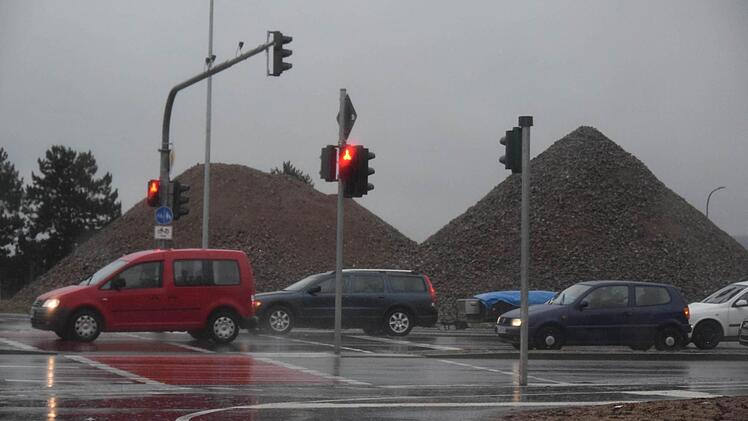 Abbruchmaterial der alten Glaskontor-Gebäude türmt sich am Münchner Ring zu einem kleinen "Gebirge". Foto: Ronald Rinklef
